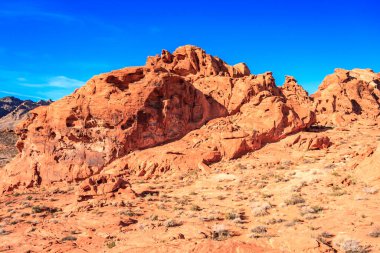 Ateş Vadisi adını dinazorlar çağı boyunca kayan kum tepelerinden oluşan kırmızı kumtaşı oluşumlarından alır. Bölgenin karmaşıklığı ve hataları, ardından geniş çaplı erozyon, mevcut manzarayı oluşturdu.