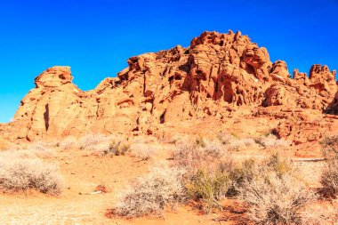Ateş Vadisi adını dinazorlar çağı boyunca kayan kum tepelerinden oluşan kırmızı kumtaşı oluşumlarından alır. Bölgenin karmaşıklığı ve hataları, ardından geniş çaplı erozyon, mevcut manzarayı oluşturdu.