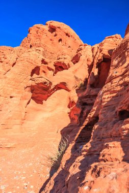 Ateş Vadisi adını dinazorlar çağı boyunca kayan kum tepelerinden oluşan kırmızı kumtaşı oluşumlarından alır. Bölgenin karmaşıklığı ve hataları, ardından geniş çaplı erozyon, mevcut manzarayı oluşturdu.
