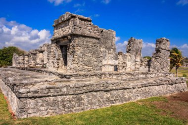 Önünde çimenlik bir alan olan büyük bir taş bina. Bina eski ve uzun bir geçmişi var.