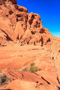 Ateş Vadisi adını dinazorlar çağı boyunca kayan kum tepelerinden oluşan kırmızı kumtaşı oluşumlarından alır. Bölgenin karmaşıklığı ve hataları, ardından geniş çaplı erozyon, mevcut manzarayı oluşturdu.
