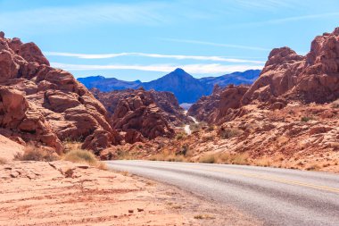 Ateş Vadisi adını dinazorlar çağı boyunca kayan kum tepelerinden oluşan kırmızı kumtaşı oluşumlarından alır. Bölgenin karmaşıklığı ve hataları, ardından geniş çaplı erozyon, mevcut manzarayı oluşturdu.