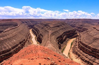 goosenecks state park devlet utah ABD'nin batısında Güney sınırı yakınlarında yer alır. derin Menderes san juan Nehri manzaralı.
