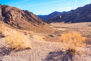 Ateş Vadisi adını dinazorlar çağı boyunca kayan kum tepelerinden oluşan kırmızı kumtaşı oluşumlarından alır. Bölgenin karmaşıklığı ve hataları, ardından geniş çaplı erozyon, mevcut manzarayı oluşturdu.