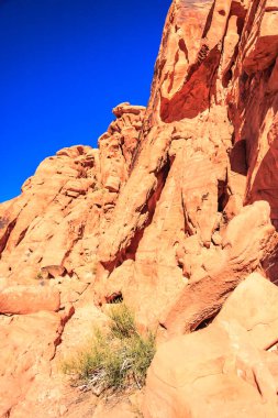Ateş Vadisi adını dinazorlar çağı boyunca kayan kum tepelerinden oluşan kırmızı kumtaşı oluşumlarından alır. Bölgenin karmaşıklığı ve hataları, ardından geniş çaplı erozyon, mevcut manzarayı oluşturdu.