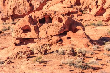 Ateş Vadisi adını dinazorlar çağı boyunca kayan kum tepelerinden oluşan kırmızı kumtaşı oluşumlarından alır. Bölgenin karmaşıklığı ve hataları, ardından geniş çaplı erozyon, mevcut manzarayı oluşturdu.