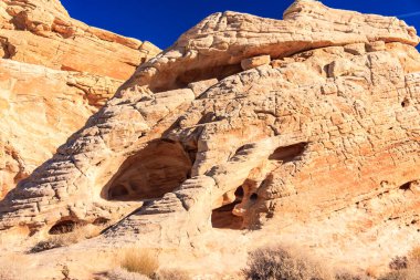 Ateş Vadisi adını dinazorlar çağı boyunca kayan kum tepelerinden oluşan kırmızı kumtaşı oluşumlarından alır. Bölgenin karmaşıklığı ve hataları, ardından geniş çaplı erozyon, mevcut manzarayı oluşturdu.