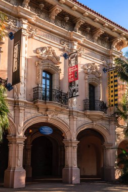 Üzerinde mavi plaket olan bir bina. Binanın çok fazla kemeri var ve çok eski.