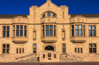 Bina eski ve bir sürü penceresi var. Bir sürü taşı olan büyük bir bina.