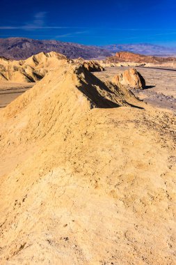 Ortasında büyük bir tepe olan bir dağ sırası. Tepe toprak ve kayalarla kaplı.