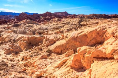Ateş Vadisi adını dinazorlar çağı boyunca kayan kum tepelerinden oluşan kırmızı kumtaşı oluşumlarından alır. Bölgenin karmaşıklığı ve hataları, ardından geniş çaplı erozyon, mevcut manzarayı oluşturdu.