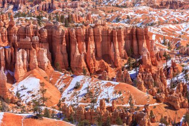 Kar ve kırmızı kayalarla kaplı bir dağ sırası. Kar zemini kaplıyor ve kayalar pürüzlü ve dik. Ortalık sakin ve sakin, karlı.