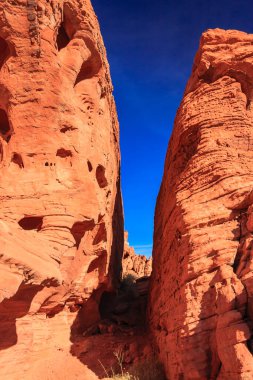 Ateş Vadisi adını dinazorlar çağı boyunca kayan kum tepelerinden oluşan kırmızı kumtaşı oluşumlarından alır. Bölgenin karmaşıklığı ve hataları, ardından geniş çaplı erozyon, mevcut manzarayı oluşturdu.