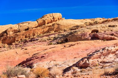 Ateş Vadisi adını dinazorlar çağı boyunca kayan kum tepelerinden oluşan kırmızı kumtaşı oluşumlarından alır. Bölgenin karmaşıklığı ve hataları, ardından geniş çaplı erozyon, mevcut manzarayı oluşturdu.