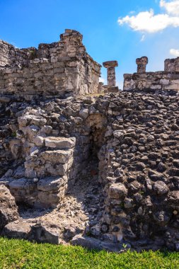 Taştan merdiveni olan taştan bir bina. Binanın etrafı çimlerle çevrili ve taş bir duvarı var.