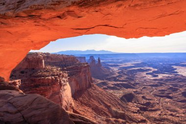 Mesa Kemeri 30 metre uzunluğunda ve Colorado Nehri boğazının binlerce metre yukarısındaki bir yamacın kenarında duruyor. Güneş doğduğunda kemerin altı çarpıcı bir şekilde kırmızı ve turuncu parlar..