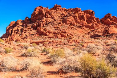 Ateş Vadisi adını dinazorlar çağı boyunca kayan kum tepelerinden oluşan kırmızı kumtaşı oluşumlarından alır. Bölgenin karmaşıklığı ve hataları, ardından geniş çaplı erozyon, mevcut manzarayı oluşturdu.
