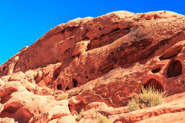 Ateş Vadisi adını dinazorlar çağı boyunca kayan kum tepelerinden oluşan kırmızı kumtaşı oluşumlarından alır. Bölgenin karmaşıklığı ve hataları, ardından geniş çaplı erozyon, mevcut manzarayı oluşturdu.