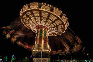 Işıklı bir karnaval gezisi. Yolculuk başladı ve ışıklar yanıp sönüyor.