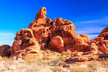 Ateş Vadisi adını dinazorlar çağı boyunca kayan kum tepelerinden oluşan kırmızı kumtaşı oluşumlarından alır. Bölgenin karmaşıklığı ve hataları, ardından geniş çaplı erozyon, mevcut manzarayı oluşturdu.