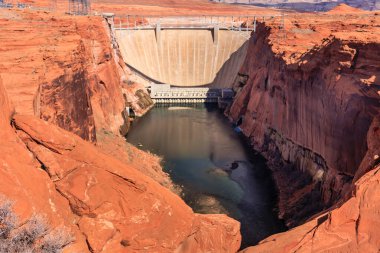 Büyük bir su kütlesi kayalık bir kıyı şeridi olan bir kanyonda oturur. Su sakin ve berrak, kanyon duvarları dik ve engebeli. Doğanın gücüne hayranlık ve hayret kavramı