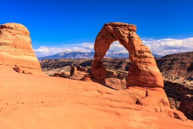 Çöl manzarası kayalarla dolu ve gökyüzü mavi. Kemer yolu çok güzel bir manzara.
