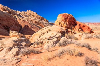 Ateş Vadisi adını dinazorlar çağı boyunca kayan kum tepelerinden oluşan kırmızı kumtaşı oluşumlarından alır. Bölgenin karmaşıklığı ve hataları, ardından geniş çaplı erozyon, mevcut manzarayı oluşturdu.