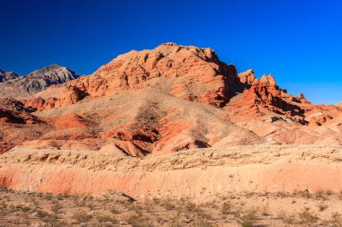 Ateş Vadisi adını dinazorlar çağı boyunca kayan kum tepelerinden oluşan kırmızı kumtaşı oluşumlarından alır. Bölgenin karmaşıklığı ve hataları, ardından geniş çaplı erozyon, mevcut manzarayı oluşturdu.