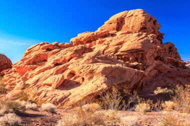Ateş Vadisi adını dinazorlar çağı boyunca kayan kum tepelerinden oluşan kırmızı kumtaşı oluşumlarından alır. Bölgenin karmaşıklığı ve hataları, ardından geniş çaplı erozyon, mevcut manzarayı oluşturdu.