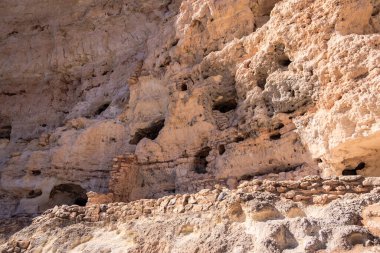 Üzerinde birkaç küçük delik olan kayalık bir uçurum. Delikler muhtemelen erozyonun ya da diğer doğal süreçlerin bir sonucu. Sahne, sertlik ve doğal güzelliklerden biridir.
