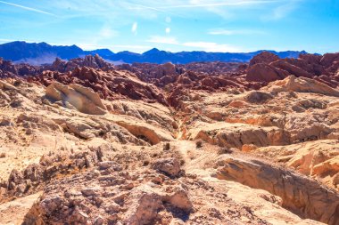 Ateş Vadisi adını dinazorlar çağı boyunca kayan kum tepelerinden oluşan kırmızı kumtaşı oluşumlarından alır. Bölgenin karmaşıklığı ve hataları, ardından geniş çaplı erozyon, mevcut manzarayı oluşturdu.