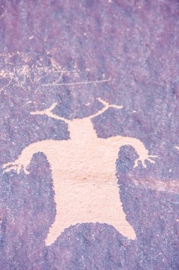 Gazete rock devlet Tarihi Anıt petroglifler bilinen en büyük koleksiyonlarından biri düz bir taşla özellikleri.