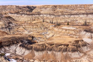 İçinden bir nehir akan ıssız bir arazi. Nehir tepeler ve dağlarla çevrilidir ve bölge çoğunlukla kıraçtır. Gökyüzü açık ve güneş parlıyor. Huzurlu bir hava yaratıyor.