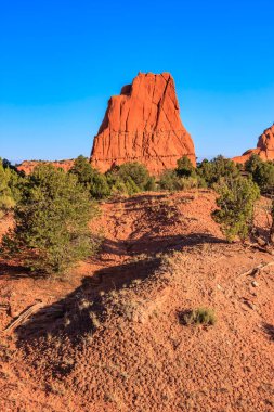 Kodachrome Havzası büyük kumtaşı bacalar, gri ve beyaz günün ruh hali ile kırmızı tonları için değişen bir gözlük olduğunu.