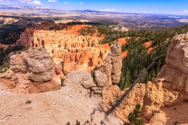 Bryce Canyon Ulusal Parkı 'ndaki Gökkuşağı Noktası Güney Utah' ı geniş açıdan gösteriyor. Ön taraf uzun aşınmış yamaçların ve kalıntıların renkleriyle dolu..