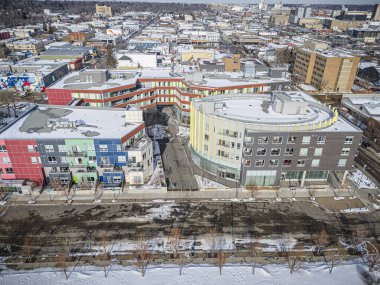 Arka planda büyük bir bina olan şehir caddesi. Bina kırmızı, mavi ve sarı.