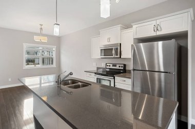 Paslanmaz çelik buzdolabı, mikrodalga fırın ve fırını olan bir mutfak. Tezgah granitten yapılmış ve lavabosu var. Oda temiz ve aydınlık.