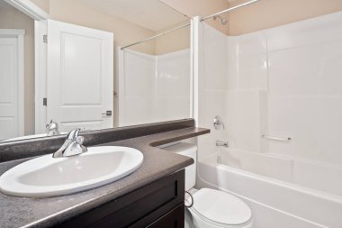 Tuvaleti beyaz, lavabosu da lavabolu. Banyo temiz ve bakımlı.