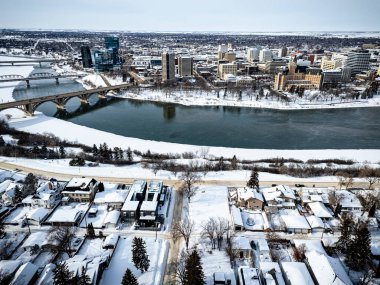 Altında nehir akan karlı bir şehir. Evler küçük ve sokaklar boş.