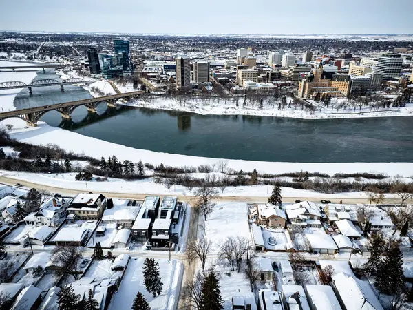 Altında nehir akan karlı bir şehir. Evler küçük ve sokaklar boş.