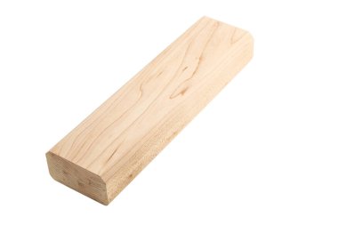 Beyaz arka planda uzun bir tahta parçası gösterilir. Ahşap açık kahverengi ve o bir kalas.