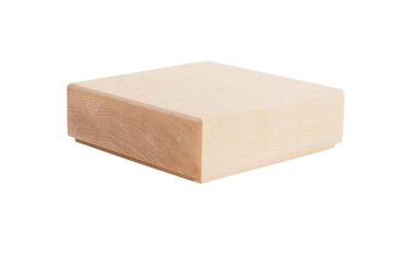 Kare şeklinde ahşap blok. Blok beyaz ve kahverengi bir renge sahiptir. Blok beyaz arkaplan üzerine yerleştirilir