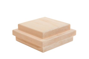 Kare kapağı ve kare tabanı olan ahşap blok. Blok tahtadan yapılmış ve beyaz bir zemin üzerine yerleştirilmiş.