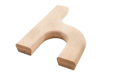 Tahta H harfi beyaz arkaplanda gösterilir. Harf tahtadan oyulmuş ve eşsiz bir şekli var. Ustalık kavramı ve detaylara dikkat.