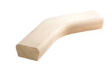 Eğri kenarlı ahşap parça beyaz arka planda sergilenir. Tahta pürüzsüz ve doğal bir tahıl deseni var. Eğri kenar, parçaya eşsiz ve sanatsal bir dokunuş ekler.