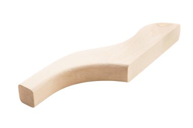 Eğri kenarlı ahşap parça beyaz arka planda sergilenir. Tahta pürüzsüz ve doğal bir tahıl deseni var. Eğri kenar, parçaya eşsiz ve sanatsal bir dokunuş ekler.