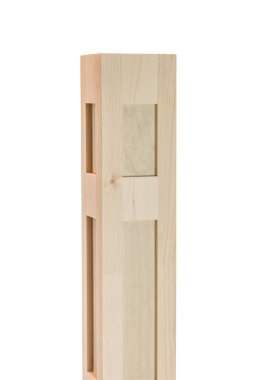 Ortasından kare kesilmiş tahta bir direk. Direk uzun ve ince, ve kesik derinlik ve boyut hissi yaratıyor. Sahne basit ve zarif.