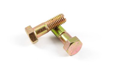 Beyaz arka planda iki cıvata gösteriliyor. Sürgüler altındır ve altıgen şekillidir.