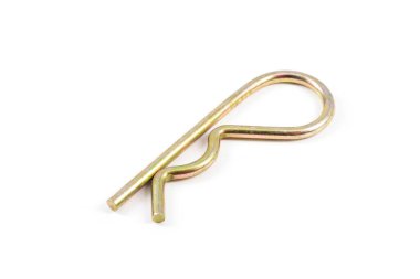 Küçük, sarı R şeklinde bir metal parçası. Bükülmüş ve bükülmüş. Bu cıvata ya da somun değil.