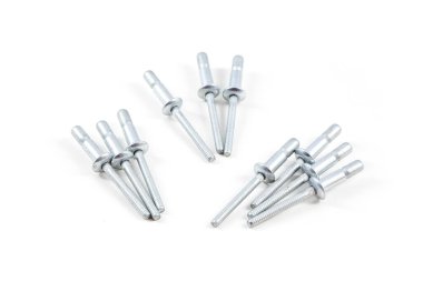 Bir sıra gümüş metal raptiye. Bütün iğneler aynı boyutta ve yan yana dizilmişler.